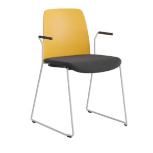 Origpic c — Choice – Stol med tygsits, plastrygg , vita medar och armstöd.