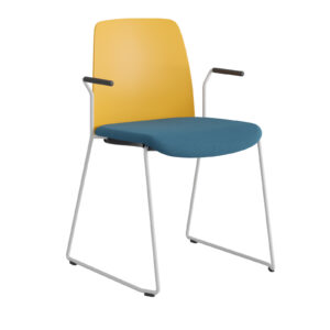 Origpic b — Choice – Stol med tygsits, plastrygg , vita medar och armstöd.