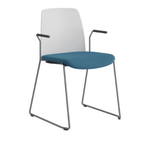 Origpic c — Choice – Stol med tygsits, plastrygg , silvergrå medar och armstöd.