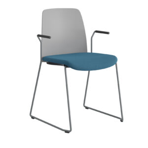 Origpic a c — Choice – Stol med tygsits, plastrygg , silvergrå medar och armstöd.