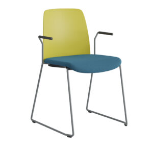 Origpic a b — Choice – Stol med tygsits, plastrygg , silvergrå medar och armstöd.