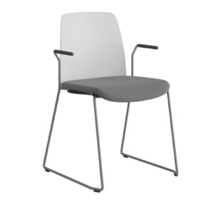 Origpic feb b — Choice – Stol med tygsits, plastrygg , silvergrå medar och armstöd.