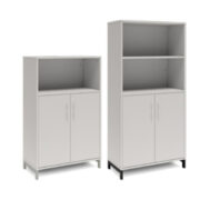 Bokhylla med delvis dörrar DNA – LJUSGRÅ – 2 storlekar. Från: