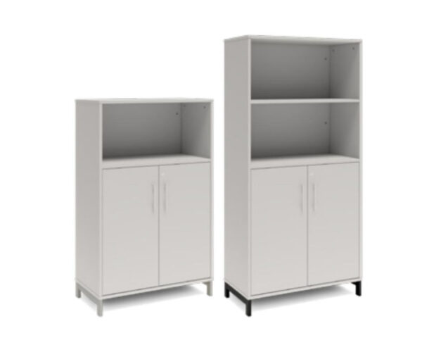 Bokhylla med delvis dörrar DNA – LJUSGRÅ – 2 storlekar. Från: