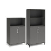 Bokhylla med delvis dörrar DNA – MÖRKGRÅ – 2 storlekar. Från: