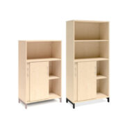 Bokhylla med delvis skjutdörrar DNA – BJÖRK – 2 storlekar. Från: