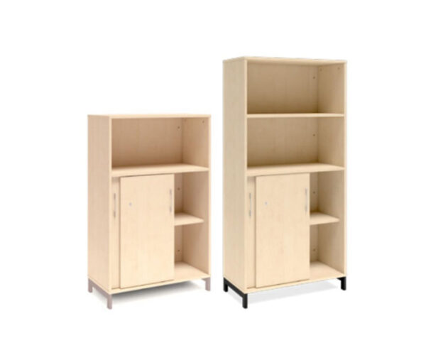 Bokhylla med delvis skjutdörrar DNA – BJÖRK – 2 storlekar. Från: