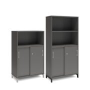 Bokhylla med delvis skjutdörrar DNA – MÖRKGRÅ – 2 storlekar. Från: