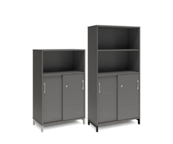 Bokhylla med delvis skjutdörrar DNA – MÖRKGRÅ – 2 storlekar. Från: