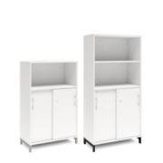 Bokhylla med delvis skjutdörrar DNA – VIT – 2 storlekar. Från: