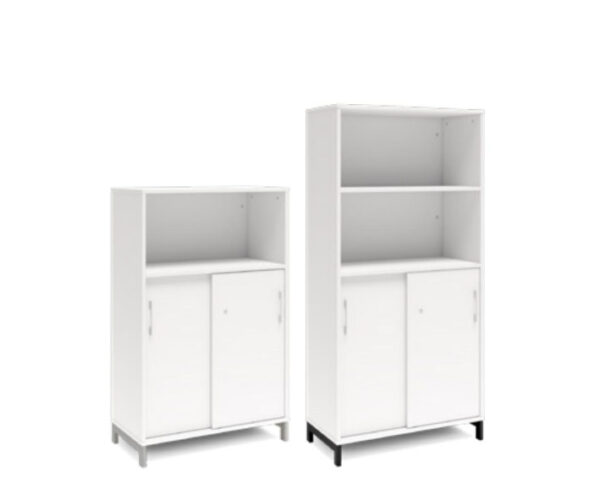 Bokhylla med delvis skjutdörrar DNA – VIT – 2 storlekar. Från: