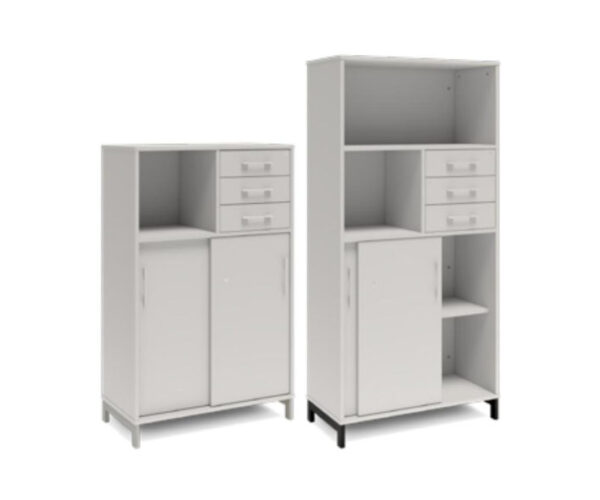 Bokhylla med delvis skjutdörrar & lådor DNA – LJUSGRÅ – 2 storlekar. Från: