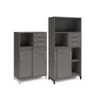 Bokhylla med delvis skjutdörrar & lådor DNA – MÖRKGRÅ – 2 storlekar. Från: