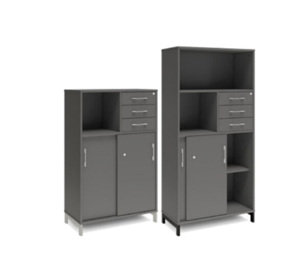 Bokhylla med delvis skjutdörrar & lådor DNA – MÖRKGRÅ – 2 storlekar. Från: