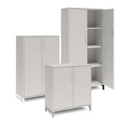 Bokhylla med dörrar DNA – LJUSGRÅ- 3 storlekar. Från: