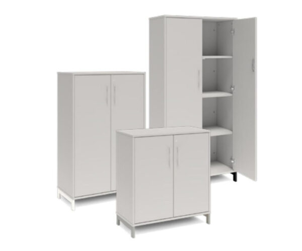 Bokhylla med dörrar DNA – LJUSGRÅ- 3 storlekar. Från: