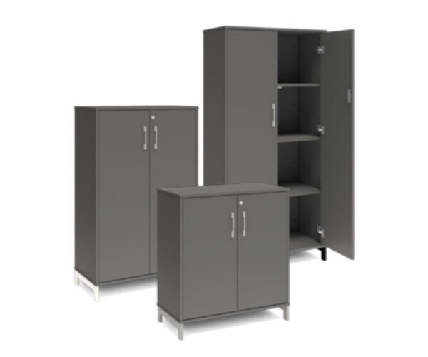 Bokhylla med dörrar DNA – MÖRKGRÅ – 3 storlekar. Från: