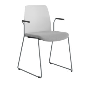 Choice – Stol med tygsits, plastrygg , silvergrå medar och armstöd.