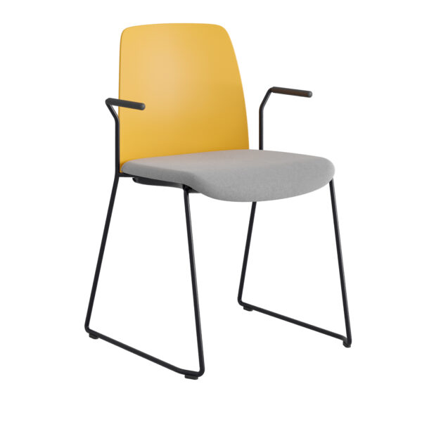 Choice – Stol med tygsits, plastrygg , svarta medar och armstöd.