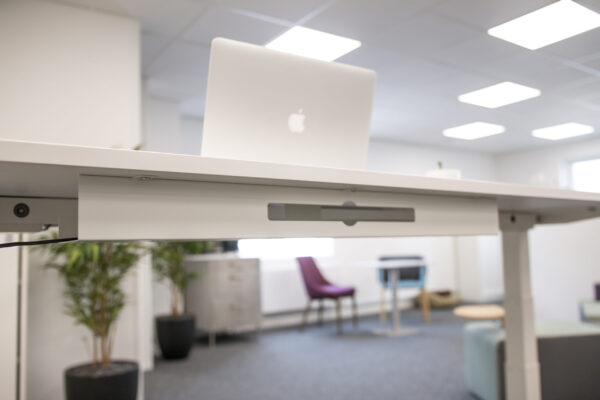 Kabelränna Up & Down – Smart kabelhantering för höj- & sänkbara skrivbord