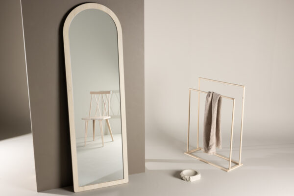Memphis – Stor spegel 193 × 60 cm vitputsad träfärg