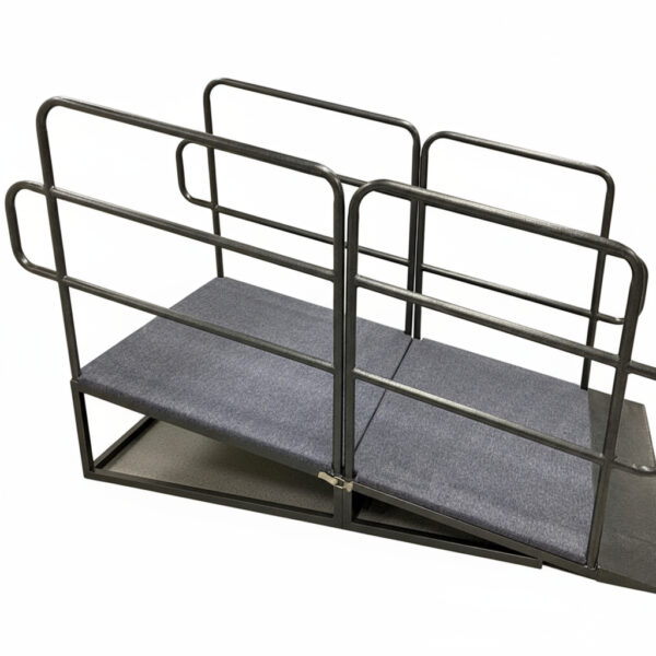 Ramp till scen med skyddsräcke