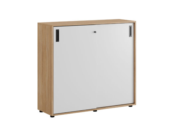 Småland Skjutdörrskåp ek med plastfötter – Bredd 120 cm x Höjd 109 cm, Vit, grå eller ek. Från: