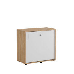 Småland Skjutdörrskåp med plastfötter ek – Bredd 80 cm x Höjd 73,5 cm. Dörrar Vit, grå eller ek.