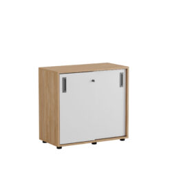 Småland Skjutdörrskåp med plastfötter ek – Bredd 80 cm x Höjd 73,5 cm. Dörrar Vit, grå eller ek.