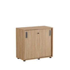 Småland Skjutdörrskåp med plastfötter ek – Bredd 80 cm x Höjd 73,5 cm. Dörrar Vit, grå eller ek.