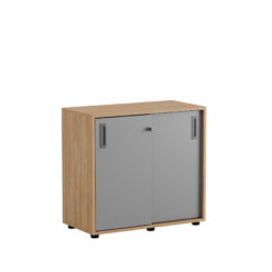 Småland Skjutdörrskåp med plastfötter ek – Bredd 80 cm x Höjd 73,5 cm. Dörrar Vit, grå eller ek.
