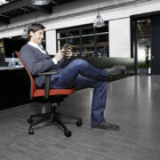 EVERYis1 – Modern kontorsstol som luftar ryggen