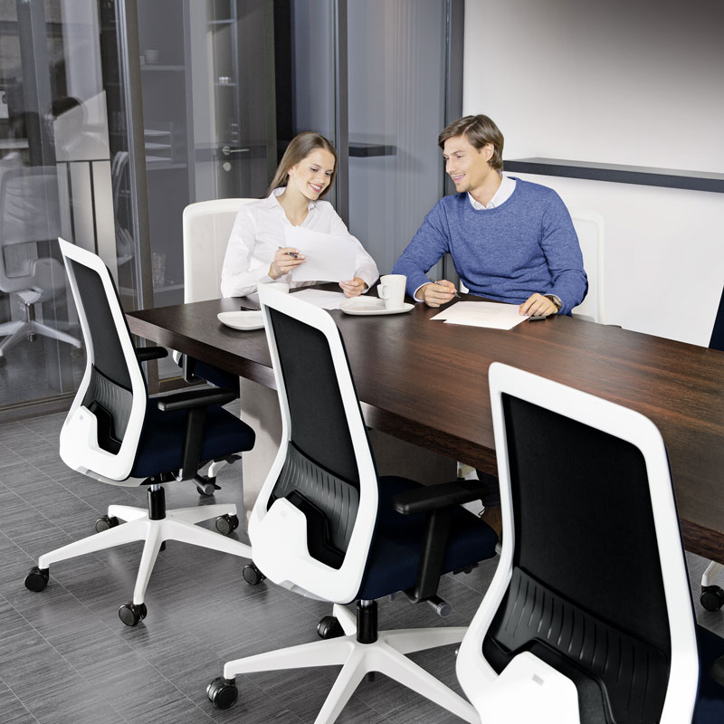 EVERYis1 – Modern kontorsstol som luftar ryggen