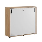 Småland Skjutdörrskåp ek med plastfötter – Bredd 120 cm x Höjd 109 cm, Vit, grå eller ek. Från: