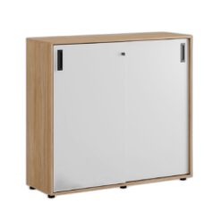 Småland Skjutdörrskåp ek med plastfötter – Bredd 120 cm x Höjd 109 cm, Vit, grå eller ek. Från: