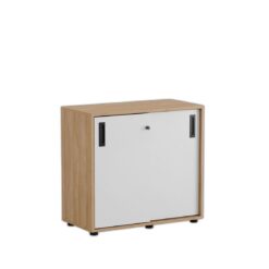 Småland Skjutdörrskåp med plastfötter ek – Bredd 80 cm x Höjd 73,5 cm. Dörrar Vit, grå eller ek.