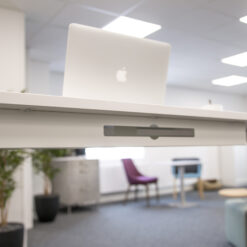 Kabelränna Up &amp; Down – Smart kabelhantering för höj- &amp; sänkbara skrivbord
