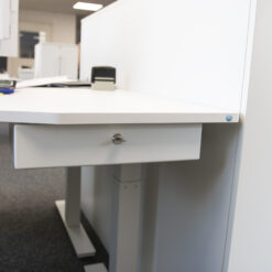 Skrivbordslåda i vit färg, modern design"}